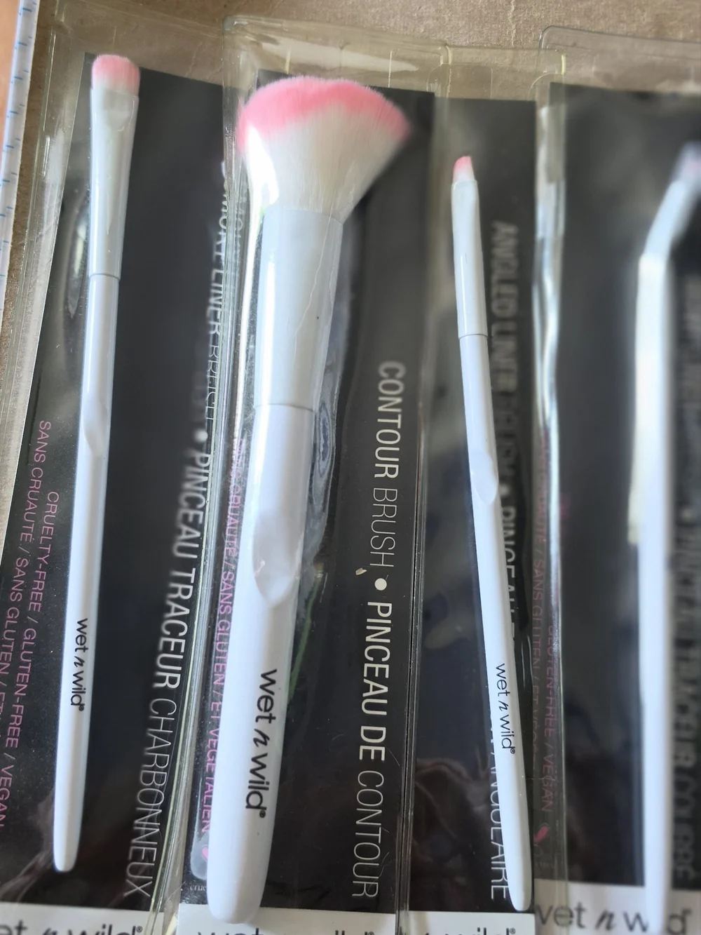 Wet n Wild 4 Piece- White Handle Makeup Brush Set with Pink Bristles -New